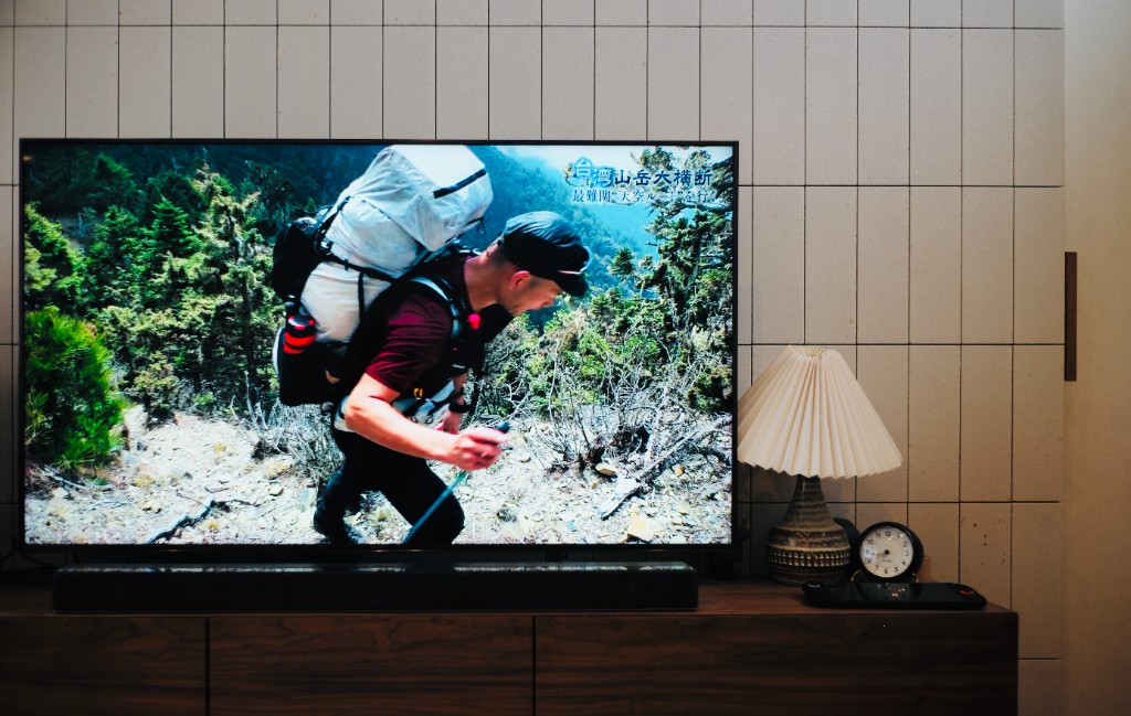 テレビに映る、台湾の山を歩く田中陽希さんとMUIR LT 80